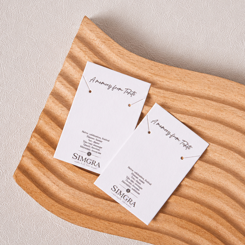Minimalist, High-End Earring Cardboard | Subtly Highlighting the Jewelry Itself